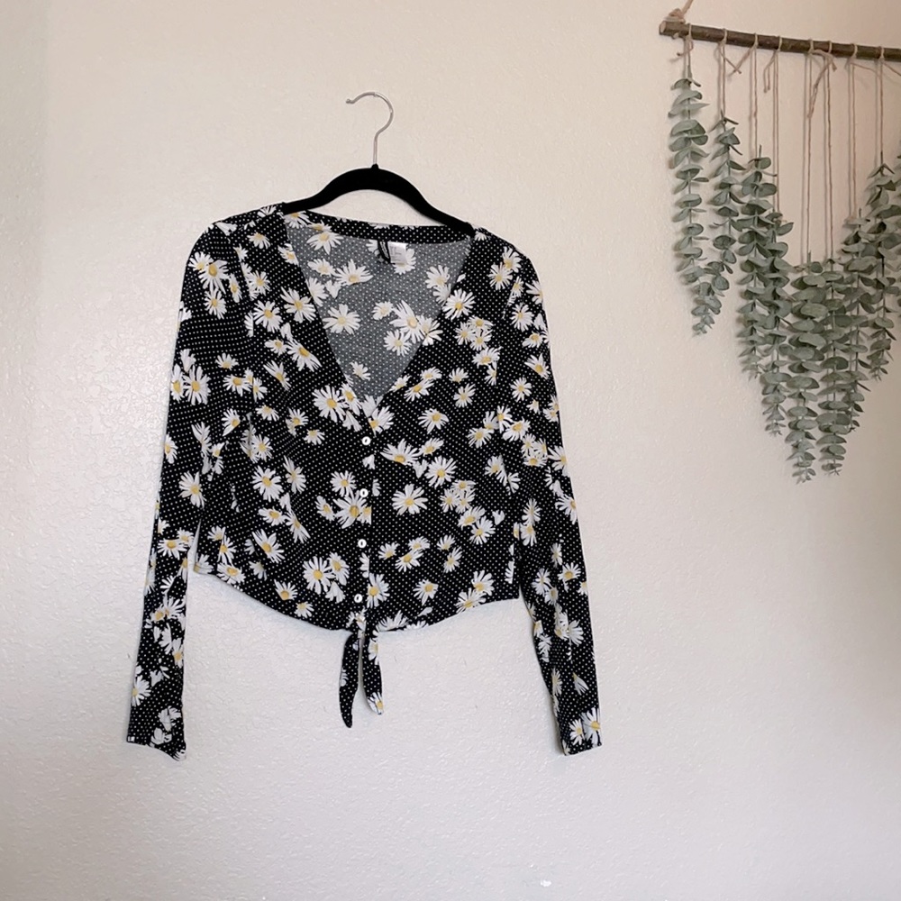 Black Long Sleeve Cropped Top with White Daisies